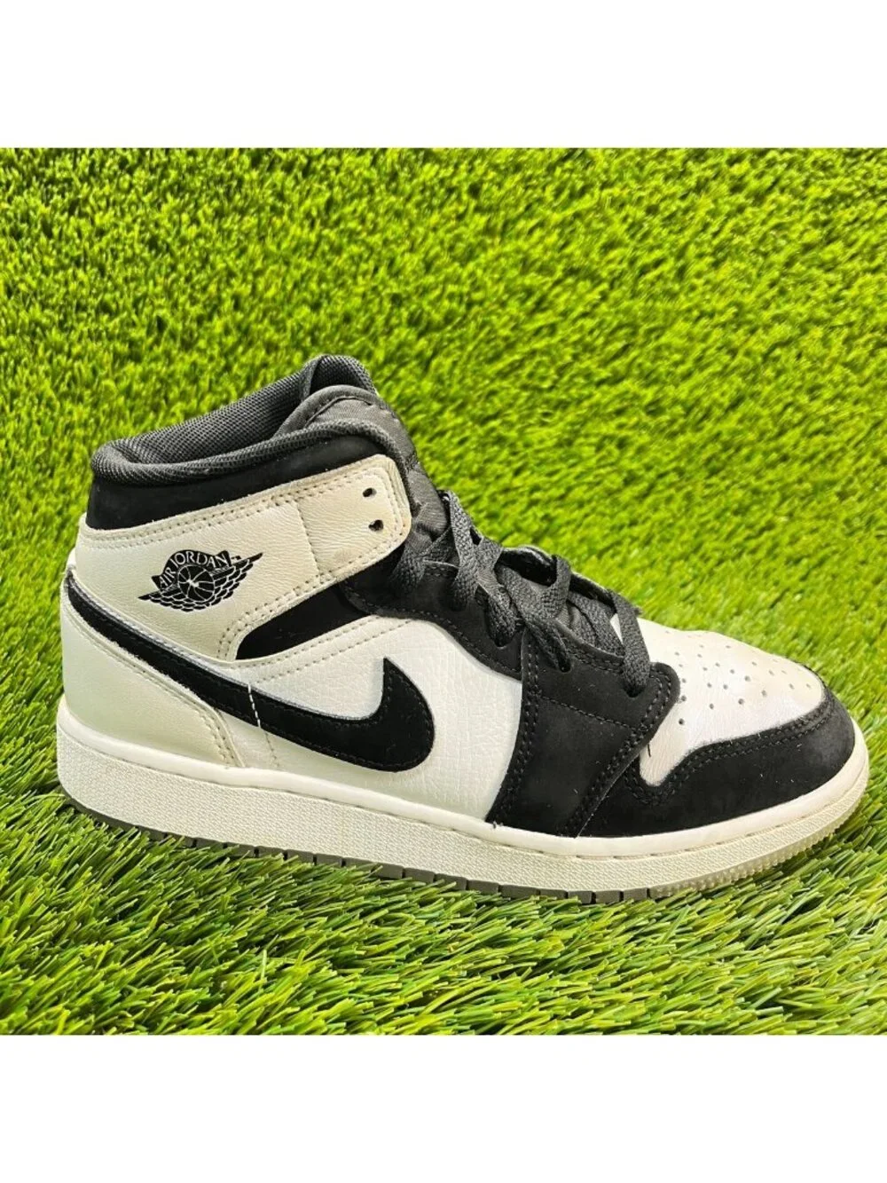 Nike Air Jordan 1 Mid Boys Size 5.5Y White Athletic Running Shoes Sneakers